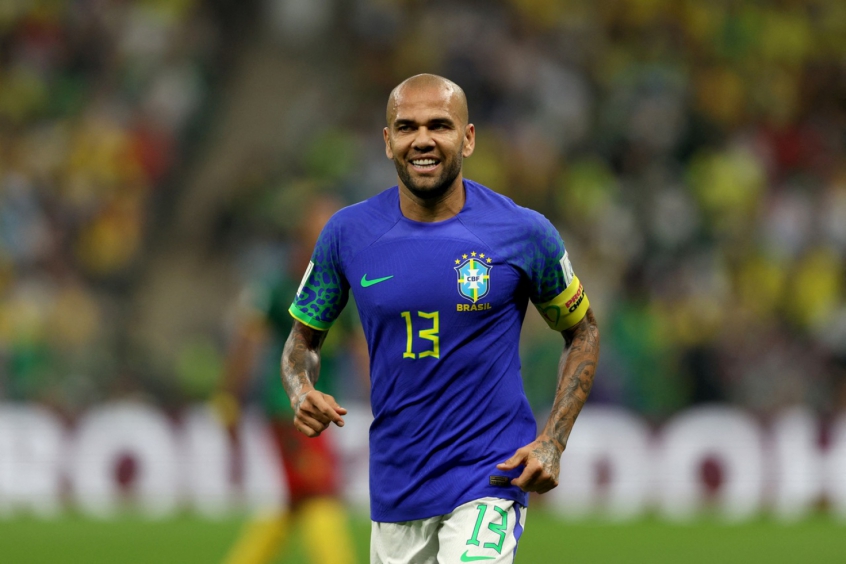 Contestado, Daniel Alves se torna &Atilde;&ordm;nico lateral dispon&Atilde;&shy;vel na Sele&Atilde;&sect;&Atilde;&pound;o  Brasileira | LANCE!