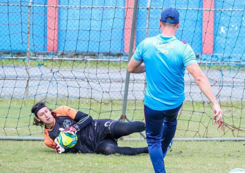 Após temporada boa, Cássio aproveita férias do Corinthians e segue com treinamentos