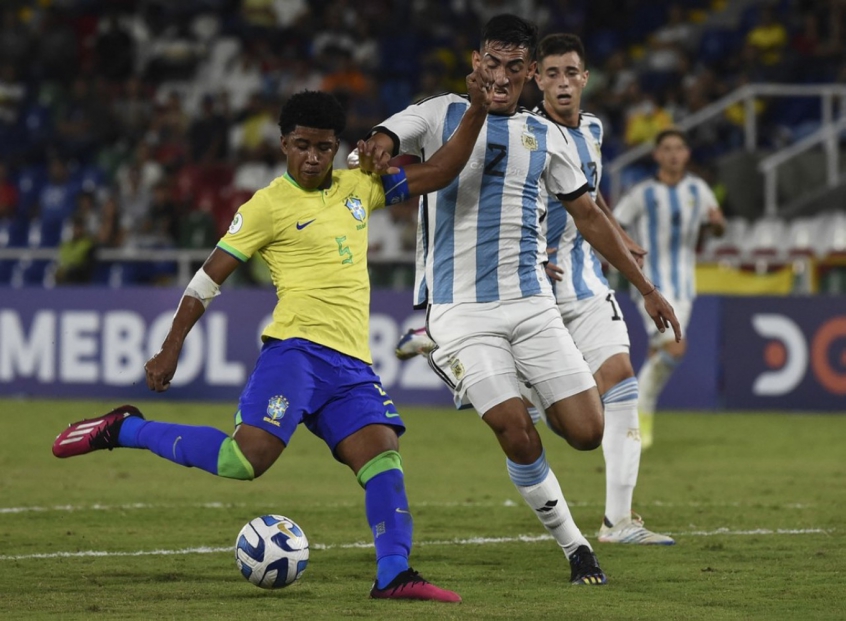 Com show de Andrey Santos, Brasil vence a Argentina e se classifica para o  hexagonal do Sul-Americano Sub-20 | LANCE!