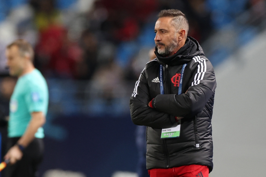 Após eliminação do Flamengo, Vítor Pereira detona arbitragem: Venceríamos com 11 contra 11