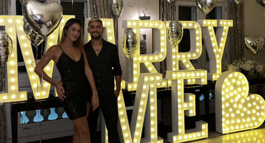 Arrascaeta surpreende namorada, anuncia noivado e torcedores do Flamengo comemoram