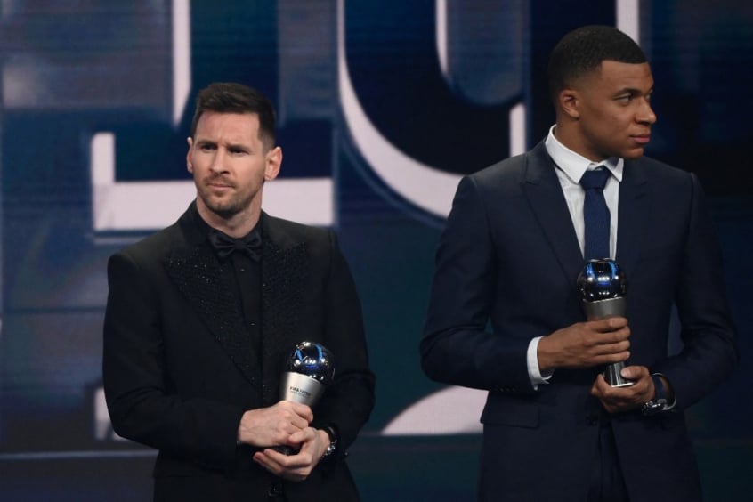 Messi e Mbappé na premiação da seleção masculina. (Foto: Franck Fife/AFP)