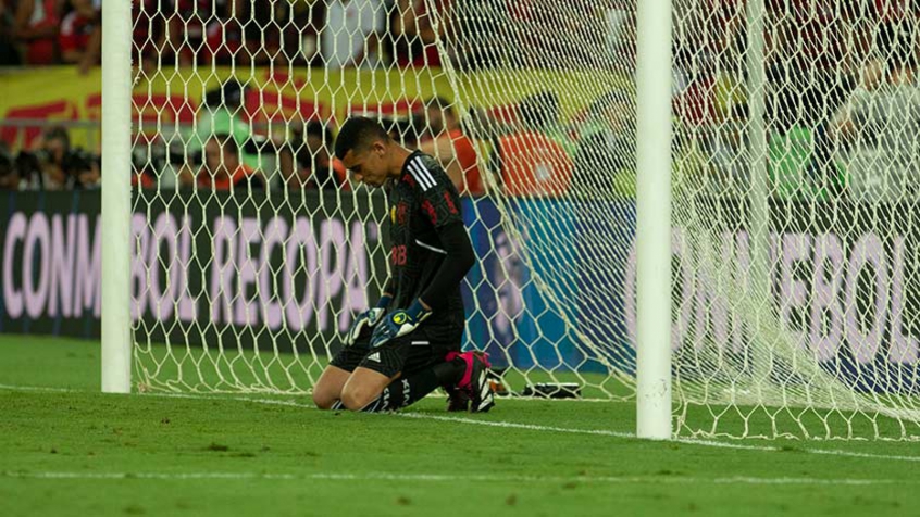 Goleiro Santos recebe críticas em silêncio e quer se recuperar no Flamengo
