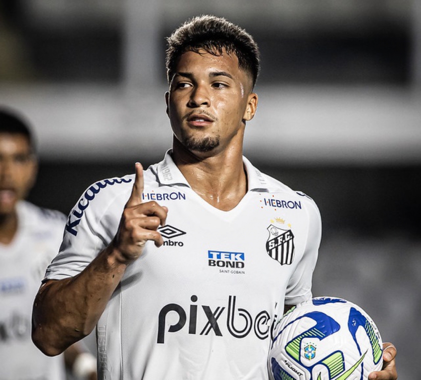 Marcos Leonardo afasta má fase e se torna o artilheiro do Santos na  temporada | LANCE!