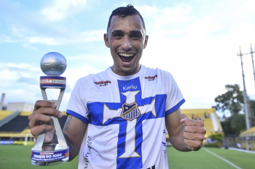 Perto de ser anunciado, Luan Dias terá forte concorrência no Santos | LANCE!