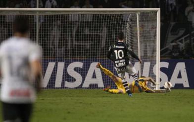 Momento da defesa de Cássio no chute de Diego Souza: lance eternizado na história do Corinthians e do goleiro (Foto: Ari Ferreira/Lancepress!)