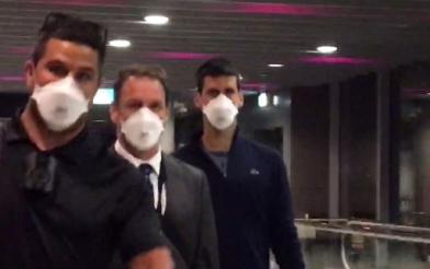Djokovic no aeroporto deixando a Austrália
