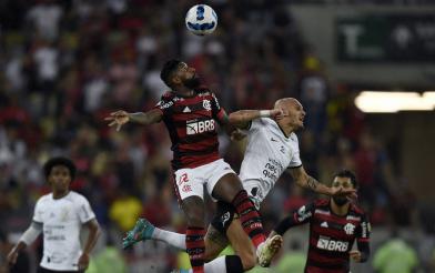 Flamengo x Corinthians - Rodinei e Fabio Santos