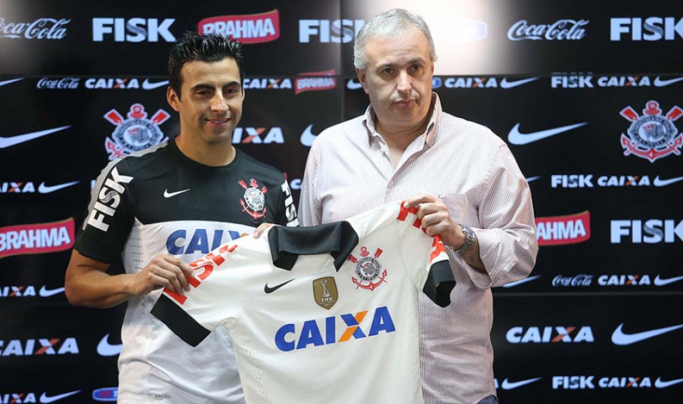 Apresentação do Maldonado com o diretor Roberto de Andrade no Corinthians (Foto: Ari Ferreira/ LANCE!Press)