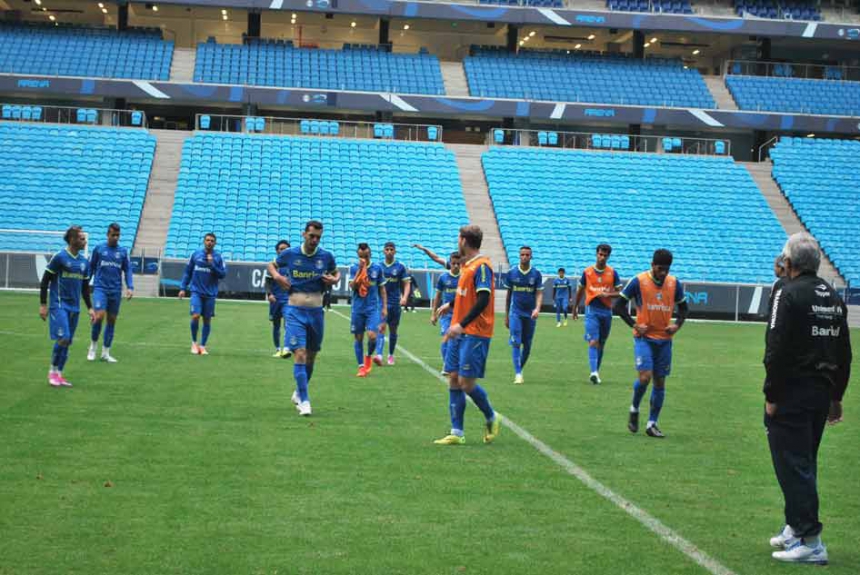 Lucas Coelho sai irritado de treino do Grêmio (Foto: Eduardo Moura)