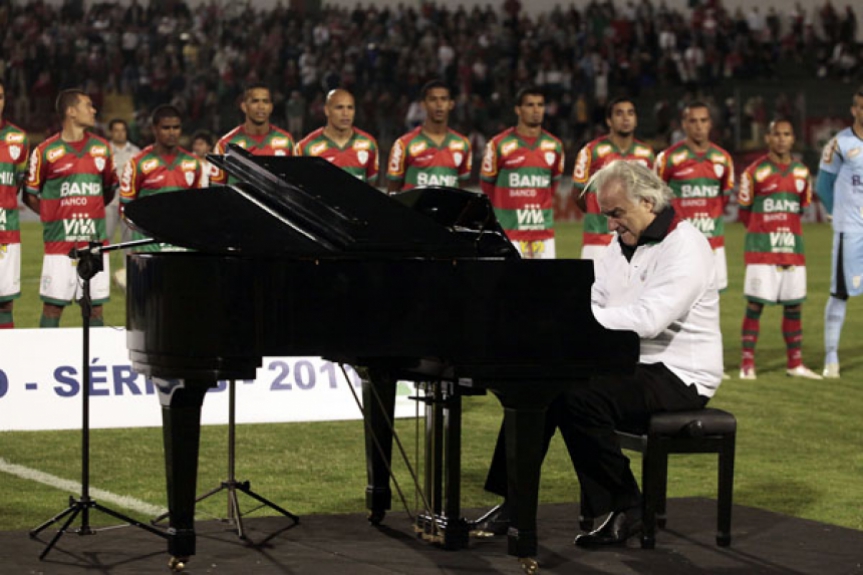 Portuguesa x Duque de Caxias - Maestro João Carlos Martins tocando o Hino Nacional (Foto: Miguel Schincariol)
