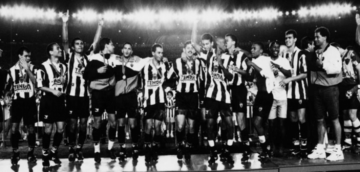 Atlético-MG ergue a taça da Copa Conmebol, conquistada de maneira invicta (Foto: Arquivo/CAM)