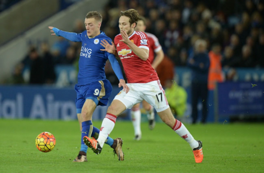 Blind é bem marcado pelo Leicester (Foto: Oli Scarff / AFP)