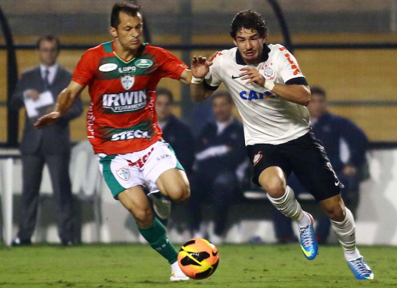 Alexandre Pato e Correa - Corinthians x Portuguesa (Foto: Tom Dib/LANCE!Press)