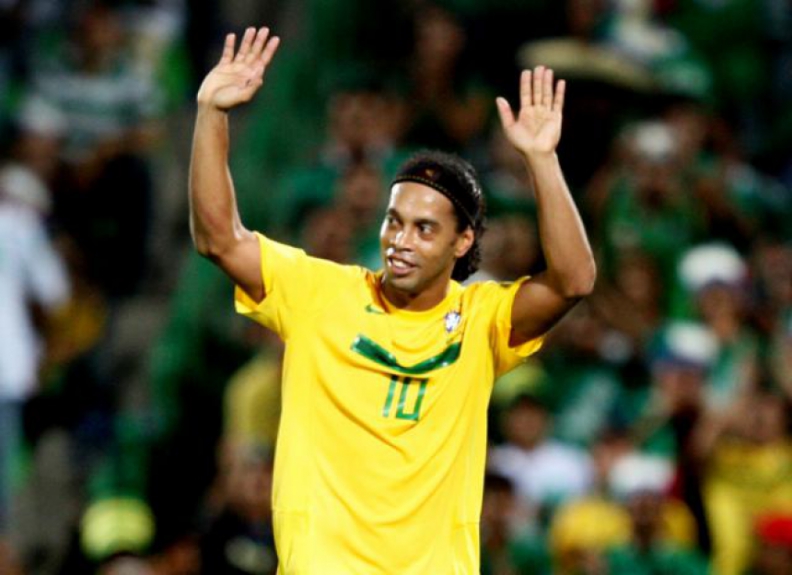 Ronaldinho com a camisa da Seleção Brasileira
