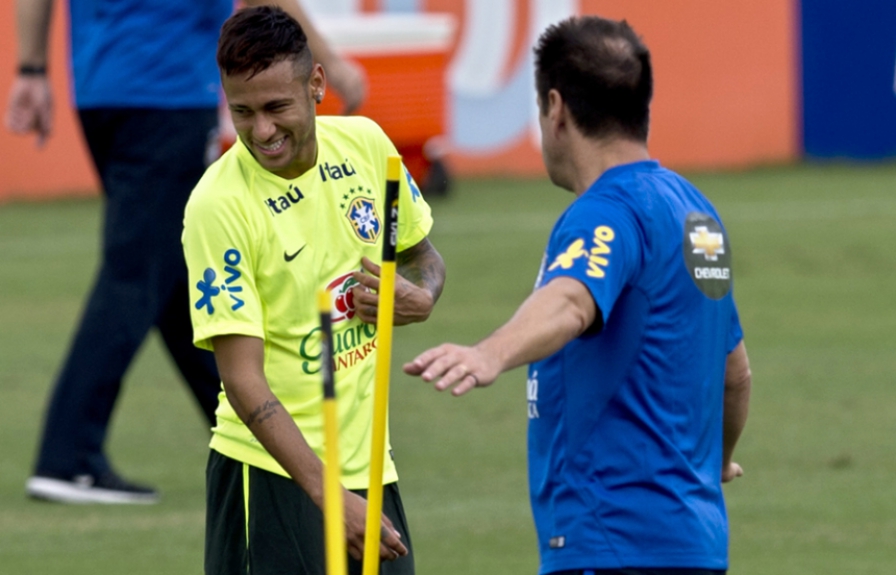 Treino Seleção Brasileira - Neymar e Dunga (foto:VANDERLEI ALMEIDA/AFP)