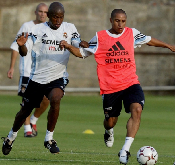 O zagueiro Júlio César (e) fazia parte do elenco do Real Madrid campeão da Liga em 2000