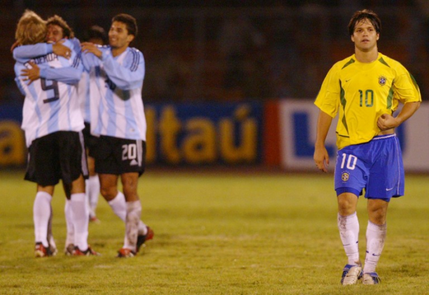 Em 2004, o Brasil dos jovens craques Diego e Robinho não conseguiu se classificar para os Jogos Olímpicos de 2004