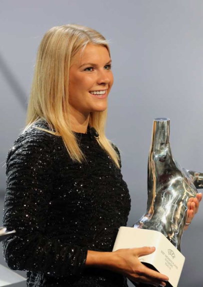 Ada Hegerberg recebendo o troféu de craque da Uefa