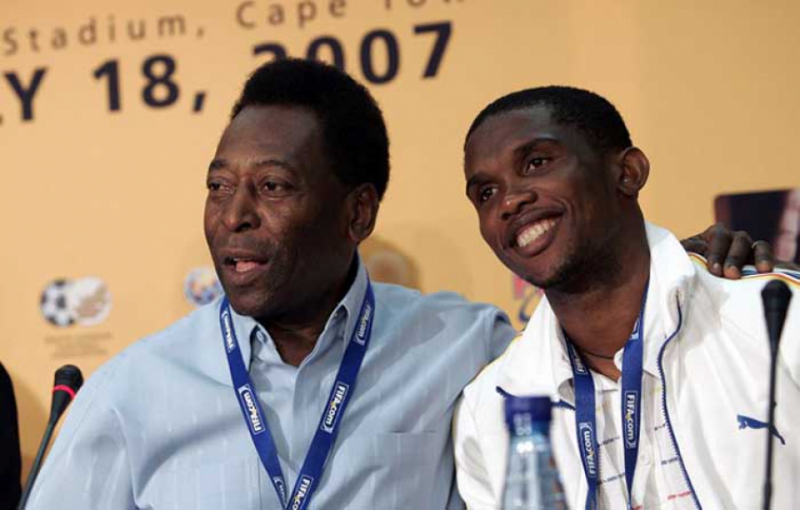 Pelé com o camaronês Eto'o na celebração dos 89 anos de Nelson Mandela