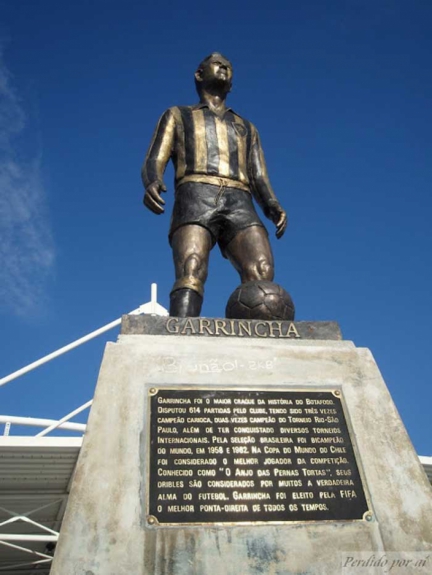 Estátua do Garrincha no estádio Nilton Santos