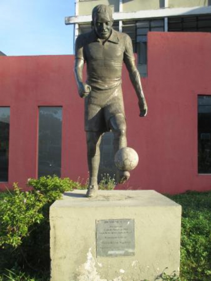 Ademir Menezes - Estátua na Ilha do Retiro