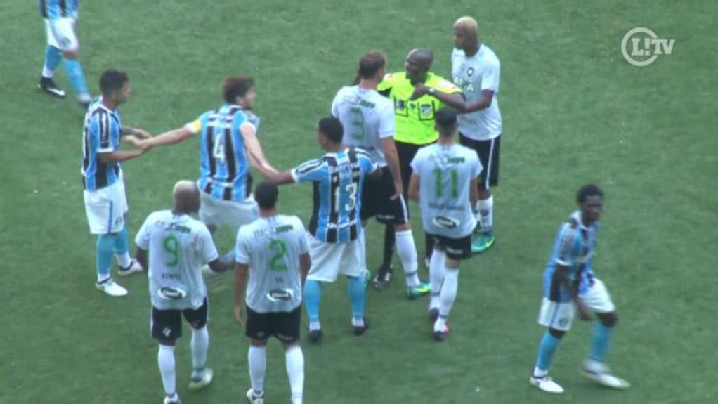 Airton e Sassá se estranham em campo e volante é expulso