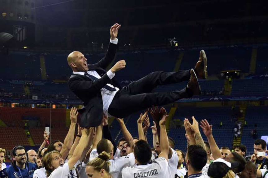 Foto do ano - Equipe do Real Madrid jogam Zidane pro alto