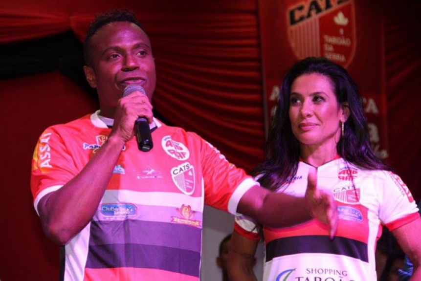 Edilson Capetinha - apresentado ao lado da ex-morena do Tchan