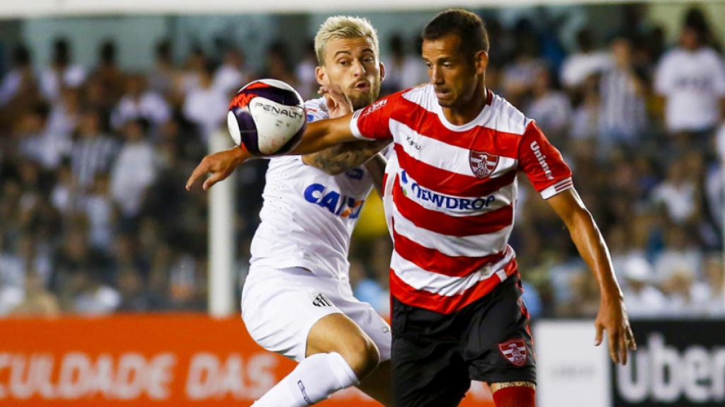 Disputa de lance Lucas Lima - Santos x Linense