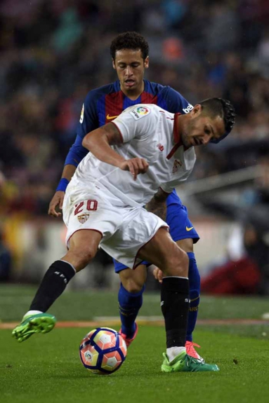 Alguém falou que o Neymar não marca? Olha ele infernizando a vida do jogador do Sevilla