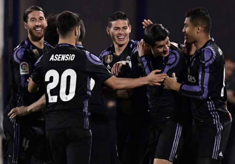 Time do Real Madrid, com vários reservas, comemora a vitória por 4 a 2 sobre o Leganés