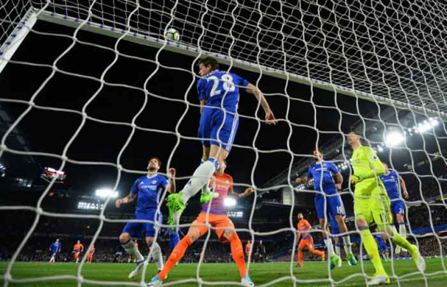 O espanhol Cesar Azpilicueta salva em cima da linha e impede o gol do Manchester City. Chelsea venceu por 2 a 1