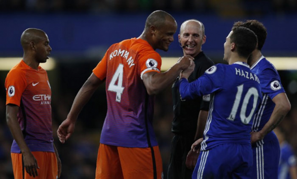 Jogadores de Chelsea e Manchester City confraternizam após a partida