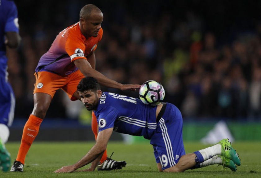 Mas em campo nem sentado o atacante Diego Costa desistiu do lances. Muita entrega