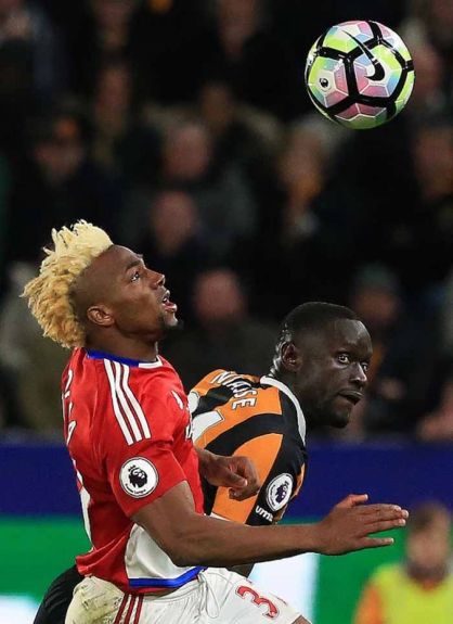 Com esse cabelo vai dar para cabecear bem a bola? Adama Traoré, do Middlesbrough, bem que tentou