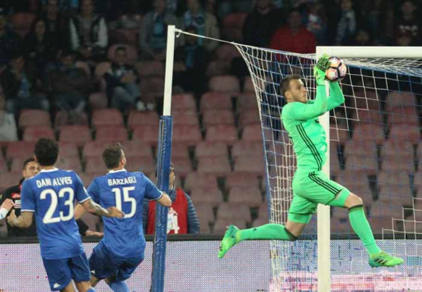 Goleiro Neto se estica para salvar a Juventus, que perdeu de 3 a 2 para o Napoli, porém avançou para a final da Copa da Itália