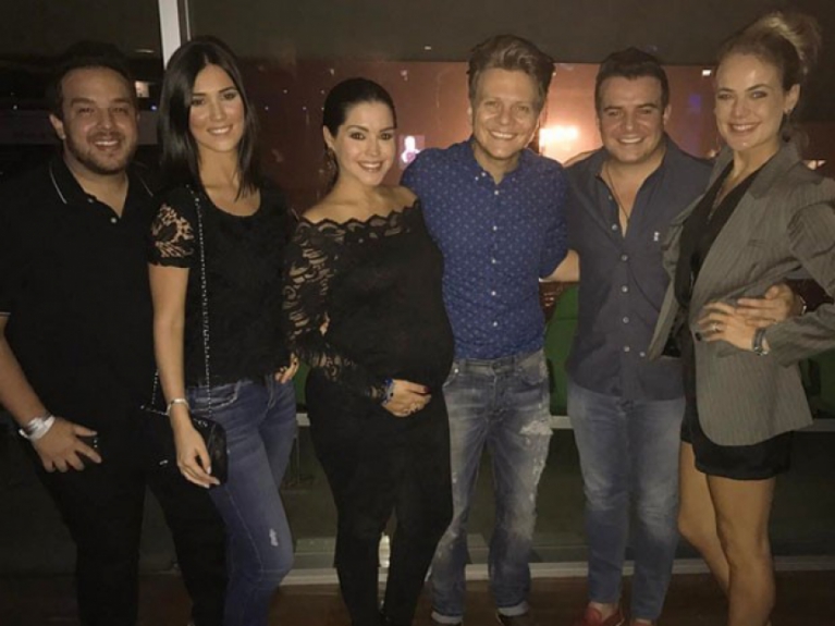 Thaís Fersoza e Michel Teló e Thais Pacholek e o marido, Belutti, com amigos em show em São Paulo