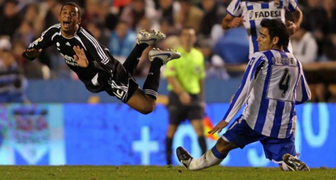 O lateral estreou pelos merengues na derrota de 2 a 0 para o La Coruña em 7 de janeiro de 2007