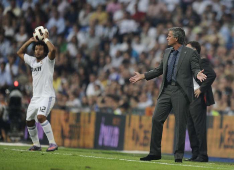 Voltou a jogar na lateral esquerda somente a partir da temporada 2010/2011, sob o comando do português José Mourinho