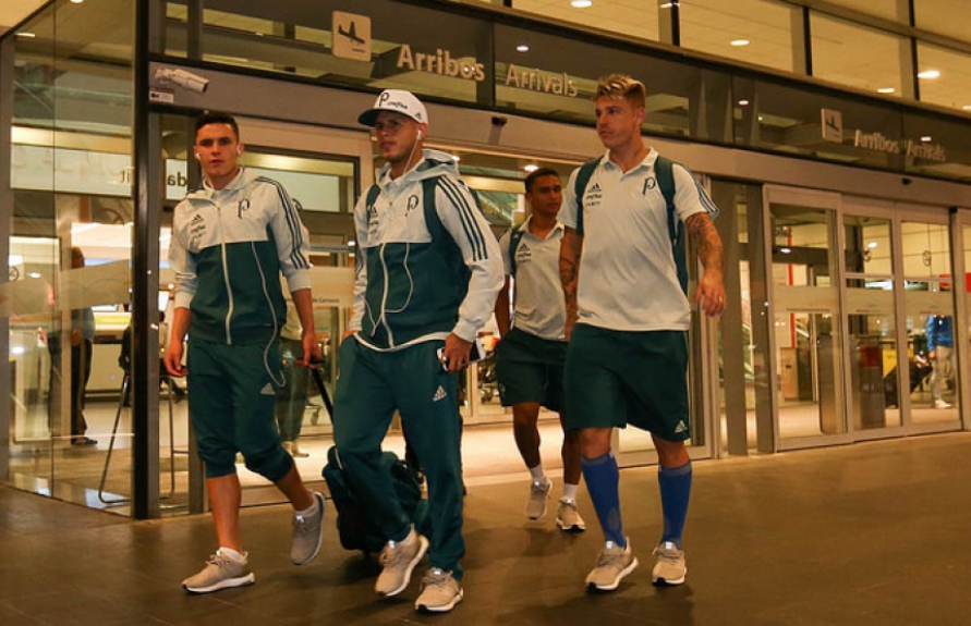 Róger Guedes na chegada ao Uruguai, ao lado de Raphael Veiga, Guerra e Erik - Foto: Cesar Greco/Palmeiras