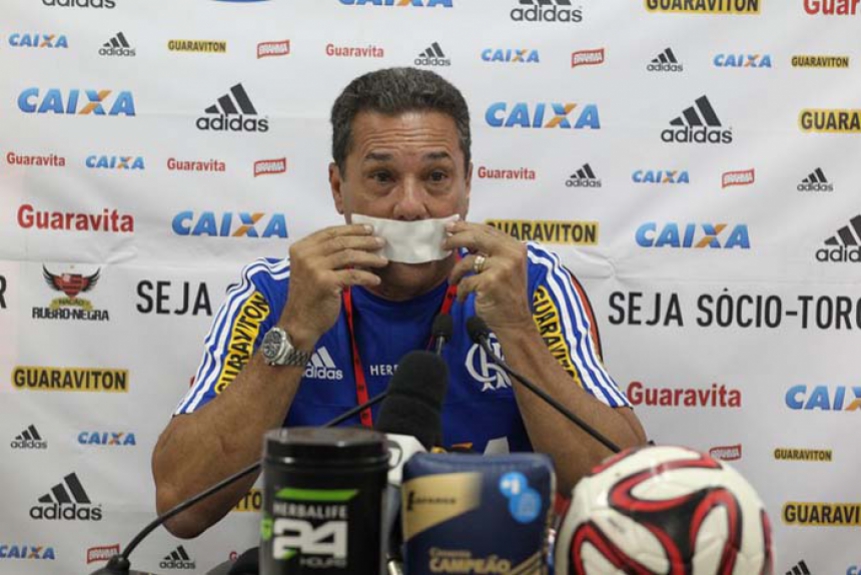 Vanderlei Luxemburgo - Dando entrevista pelo Flamengo em 2015 com a boca tampada