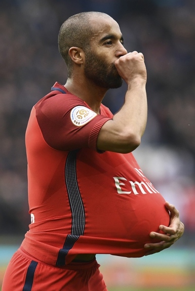 Lucas, do Paris Saint-Germain, é o brasileiro com mais gols na França. O meia anotou 12 tentos