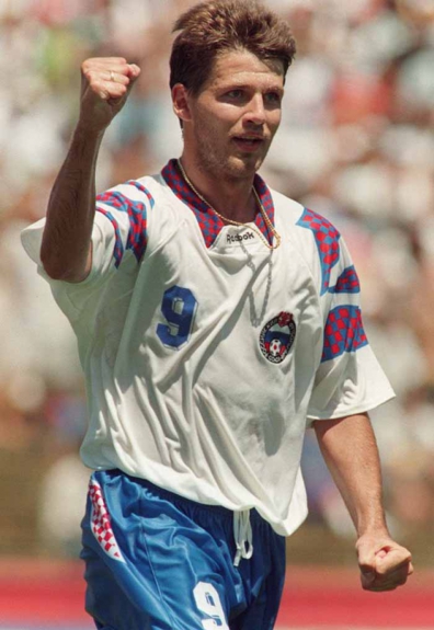 O russo Oleg Salenko foi artilheiro da Copa do Mundo de 1994, nos Estados Unidos. Naquela ocasião marcou cinco gols na goleada de 6 a 1 sobre Camarões. Muito antes disso, em 1989, na Arábia Saudita, foi artilheiro do Mundial Sub-20, vencido por Portugal