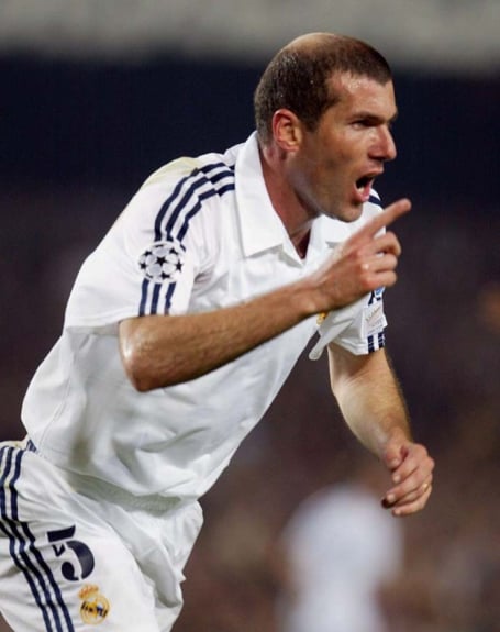 Zidane fez um dos gols mais bonitos da história das finais da Champions em 2002. Após receber cruzamento de Roberto Carlos, o craque francês pegou de primeira e fez 2 a 1 diante do Bayer Leverkusen