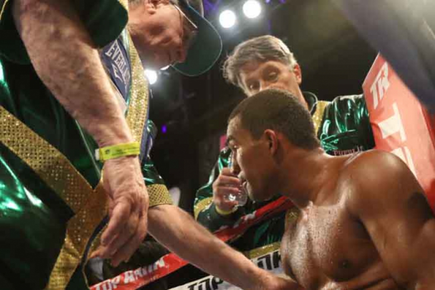 Boxeador Esquiva Falcão enfrenta mexicano em Los Angeles