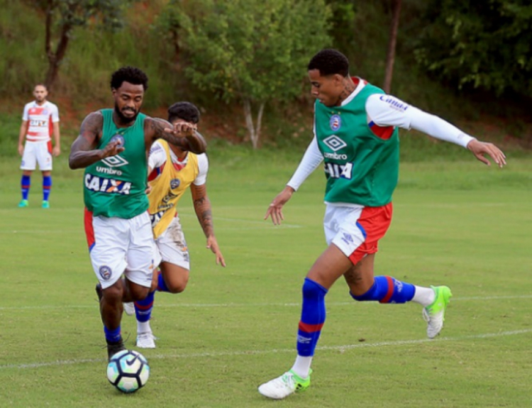 Atacante Gustavo (à direita) deixa o Bahia para defender o Goiás