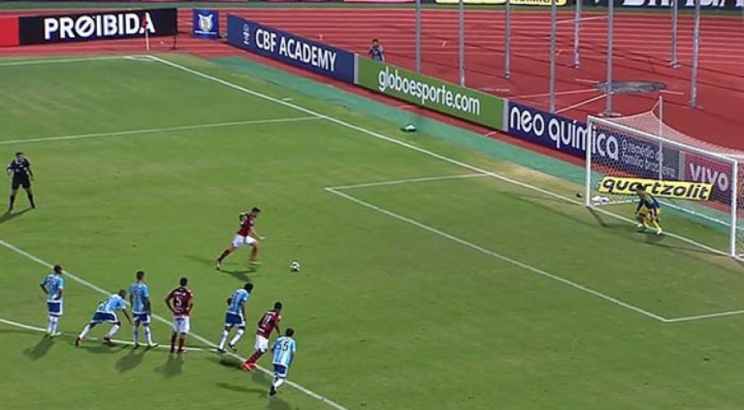 Atlético-GO 3 x 1 Avaí - dois pênaltis (Everaldo converteu os dois para o Atlético-GO)