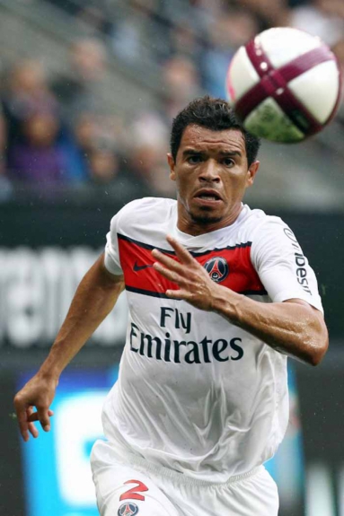 O lateral Ceará ganhou projeção ao defender o Inter na conquista do Mundial de Clubes em 2006, neutralizando Ronaldinho Gaúcho. Assim, chamou a atenção do PSG onde ficou por quatro anos, entre 2007 e 2011