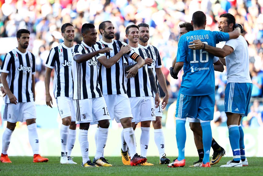 Jogadores da Juventus se cumprimentam após o triunfo por 2 a 1 sobre a Roma